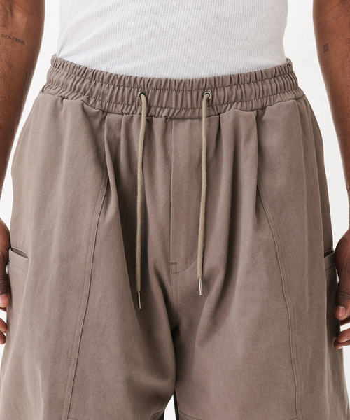 WISM（ウィズム）の「Estudio Niksen / エストゥディオ・ニクセン Slit Cargo Balloon Shorts（その他パンツ・メンズ・ブラック/チャコールグレー・2/1）」の6枚目の写真