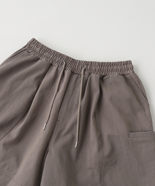 WISM（ウィズム）の「Estudio Niksen / エストゥディオ・ニクセン Slit Cargo Balloon Shorts（その他パンツ・メンズ・ブラック/チャコールグレー・2/1）」の8枚目の写真