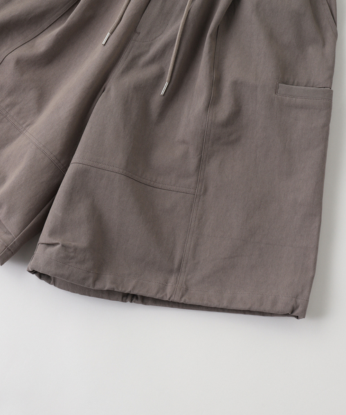WISM（ウィズム）の「Estudio Niksen / エストゥディオ・ニクセン Slit Cargo Balloon Shorts（その他パンツ・メンズ・ブラック/チャコールグレー・2/1）」の9枚目の写真