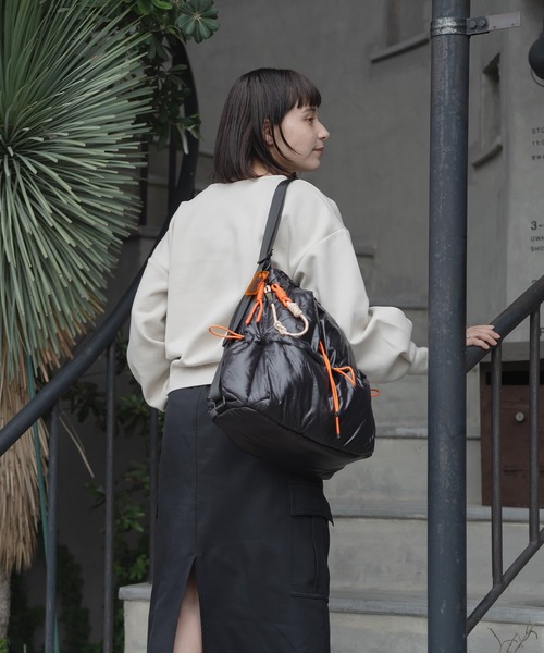 KiU(キウ)の「パフィー2WAYショルダー & ナップサック(ショルダーバッグ・レディース・ブラウン/シルバー/ブラック・FREE)」の4枚目の写真