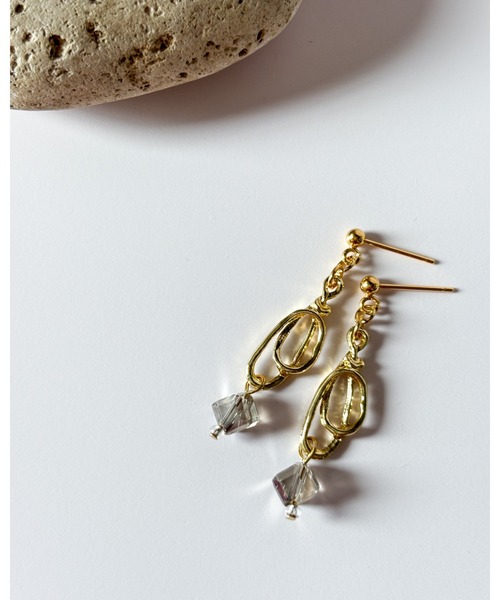 tone（トーン）の「【cocolani】［金属アレルギー対応］ガラスキューブピアス(MA)（ピアス（両耳用）・レディース・ゴールド/シルバー・FREE）」の4枚目の写真