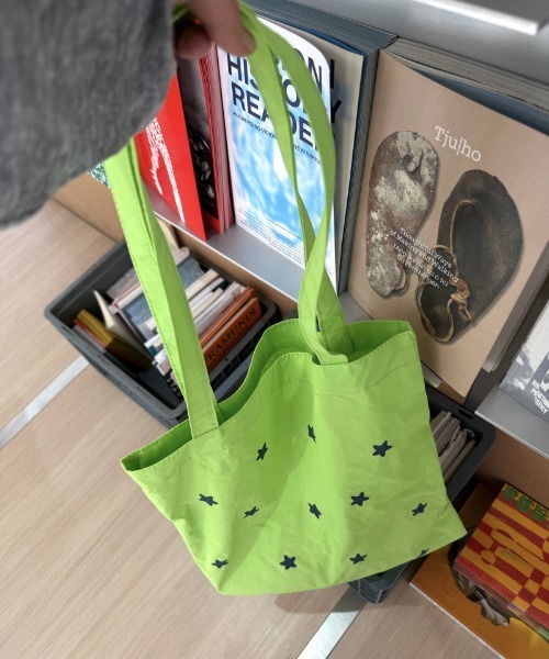WEGO（ウィゴー）の「[A4・PC収納可]星柄ワンハンドルトートバッグ（トートバッグ・レディース・イエロー/グリーン・FREE）」の9枚目の写真