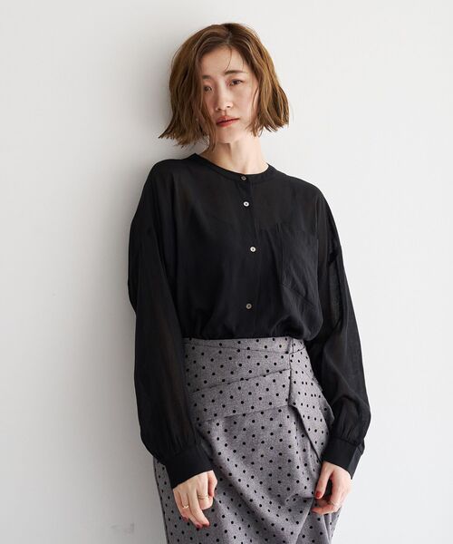YECCA VECCA(イェッカヴェッカ)の「ドライタッチシアーバンドカラーシャツ(シャツ/ブラウス・レディース・ブラック/グレイッシュベージュ/ブラウン・FREE)」の2枚目の写真