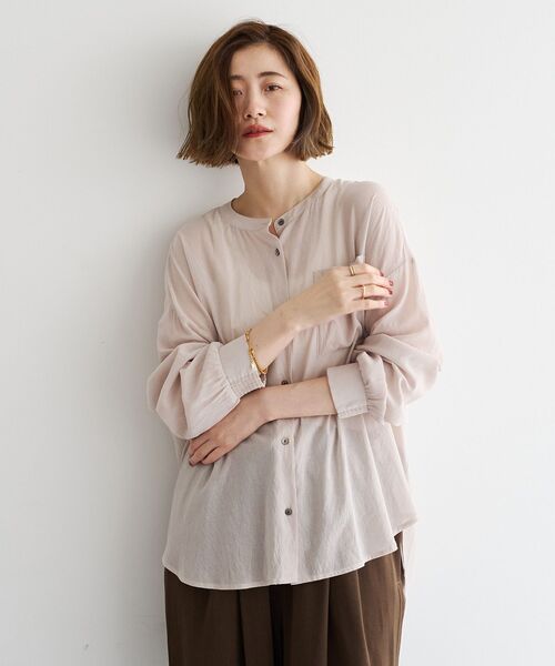 YECCA VECCA(イェッカヴェッカ)の「ドライタッチシアーバンドカラーシャツ(シャツ/ブラウス・レディース・ブラック/グレイッシュベージュ/ブラウン・FREE)」の6枚目の写真