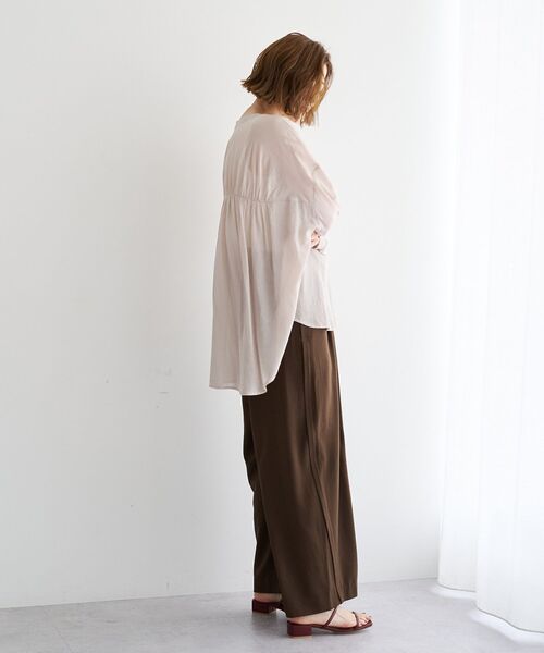 YECCA VECCA(イェッカヴェッカ)の「ドライタッチシアーバンドカラーシャツ(シャツ/ブラウス・レディース・ブラック/グレイッシュベージュ/ブラウン・FREE)」の21枚目の写真