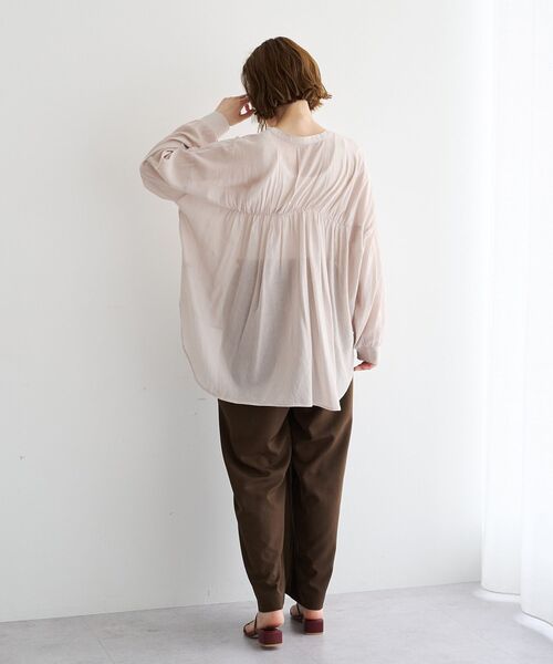 YECCA VECCA(イェッカヴェッカ)の「ドライタッチシアーバンドカラーシャツ(シャツ/ブラウス・レディース・ブラック/グレイッシュベージュ/ブラウン・FREE)」の22枚目の写真