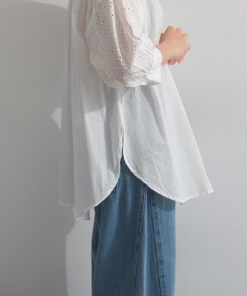 Fizz(フィズ)の「コットンキャンブリック 袖刺繍切り替えブラウス(シャツ/ブラウス・レディース・ホワイト/ベージュ/ブラック・M)」の11枚目の写真