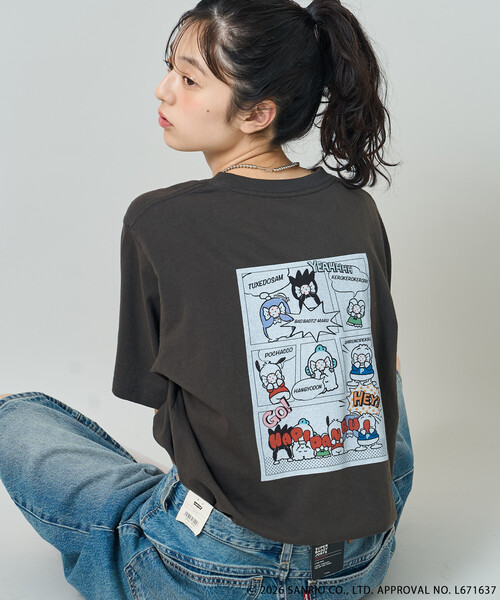 sanrio（サンリオ）の「SANRIO/サンリオ ”HAPIDANBUI” 目隠しコミック柄 プリントTシャツ/ハピダンブイ（Tシャツ/カットソー・レディース・レモンイエロー/チャコール/オフホワイト・ﾌﾘ-）」の2枚目の写真
