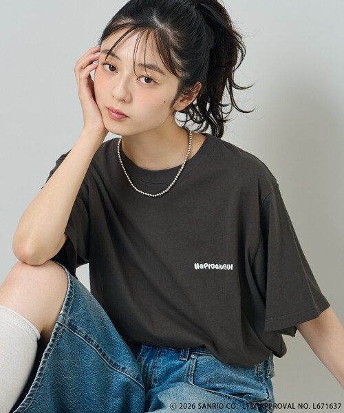 sanrio（サンリオ）の「SANRIO/サンリオ ”HAPIDANBUI” 目隠しコミック柄 プリントTシャツ/ハピダンブイ（Tシャツ/カットソー・レディース・レモンイエロー/チャコール/オフホワイト・ﾌﾘ-）」の4枚目の写真
