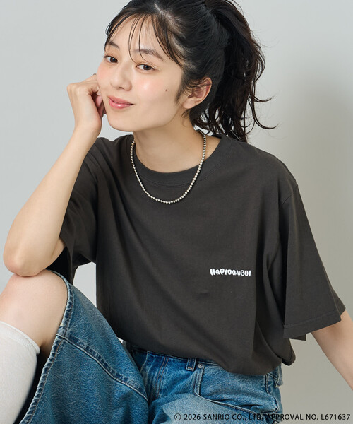 sanrio（サンリオ）の「SANRIO/サンリオ ”HAPIDANBUI” 目隠しコミック柄 プリントTシャツ/ハピダンブイ（Tシャツ/カットソー・レディース・レモンイエロー/チャコール/オフホワイト・ﾌﾘ-）」の5枚目の写真