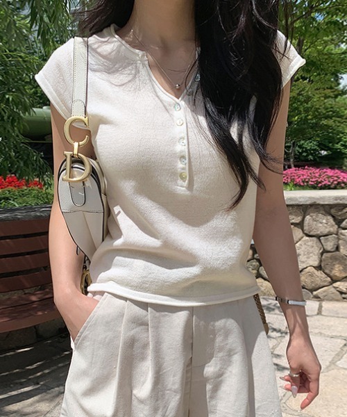 COCOMOMO(ココモモ)の「大人のキレカジニット スキッパーネックサマーニット サマーニット フレンチスリーブ シアーニット スキッパーネック Vネック スキッパーニット 半袖 ニット シアー 透け感 オフィスカジュアル 夏服(ニット/セーター・レディース・ライトブルー/アイボリー/ピンク/ベージュ/ブラック・FREE)」の2枚目の写真