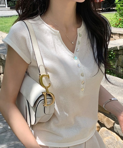 COCOMOMO(ココモモ)の「大人のキレカジニット スキッパーネックサマーニット サマーニット フレンチスリーブ シアーニット スキッパーネック Vネック スキッパーニット 半袖 ニット シアー 透け感 オフィスカジュアル 夏服(ニット/セーター・レディース・ライトブルー/アイボリー/ピンク/ベージュ/ブラック・FREE)」の6枚目の写真
