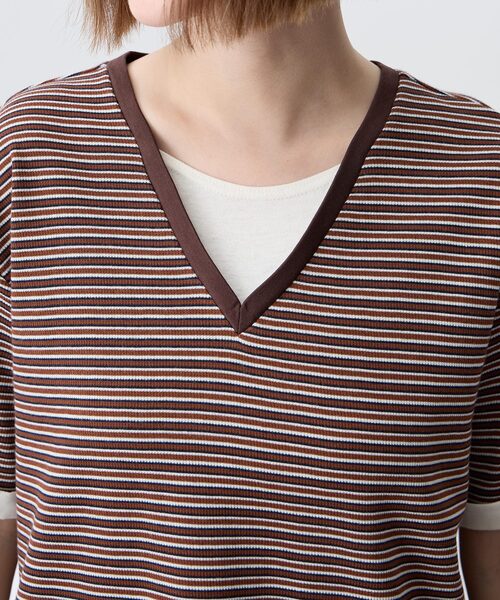 Petit Honfleur（プチオンフルール）の「レイヤード風ボーダーVネックTシャツ（Tシャツ/カットソー・レディース・グレー/ブラウン・M/L）」の11枚目の写真