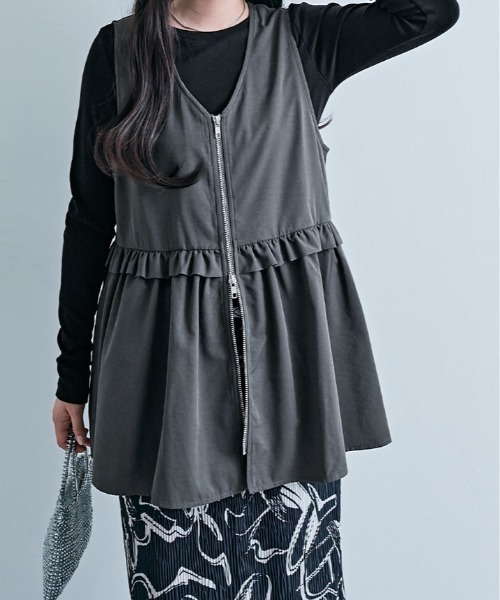 kirakiraShop（キラキラショップ）の「ミドル丈 ギャザー ジップ ベスト（ベスト・レディース・ベージュ/ブラック/チャコール・FREE）」の9枚目の写真