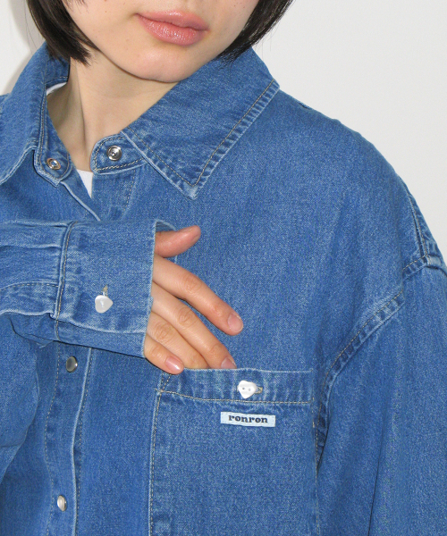 RONRON（ロンロン）の「BUTTON POCKET DENIM SHIRT MEDIUM BLUE（シャツ/ブラウス・レディース・その他・FREE）」の2枚目の写真