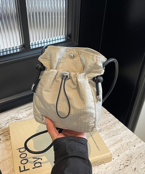 MASHIRO(マシロ)の「ポリミニショルダーバッグ ノームコア(MA/EK651)(ショルダーバッグ・レディース・ブラック/アイボリー/グレー・FREE)」の4枚目の写真