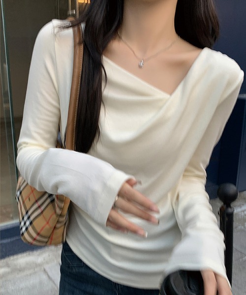 ADDITION STORE(アディションストア)の「ドレープネック ロングスリーブ T(Tシャツ/カットソー・レディース・ベージュ/ブラック/ライトブルー/ライトピンク/オフホワイト・LARGE/MEDIUM/SMALL)」の7枚目の写真