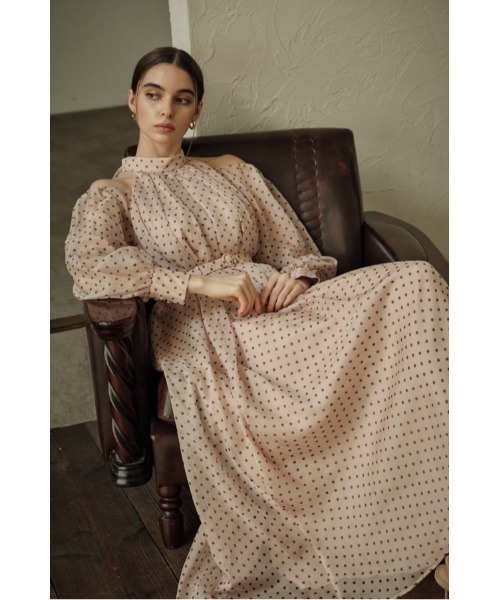 ERADIE(エラディエ)の「Open Shoulder Dot Dress オープンショルダードットドレス(ワンピース・レディース・ブラック系/モーブ系・FREE)」の1枚目の写真
