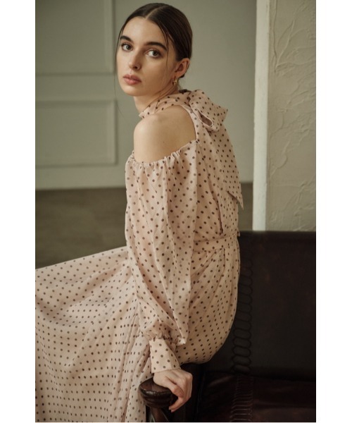 ERADIE(エラディエ)の「Open Shoulder Dot Dress オープンショルダードットドレス(ワンピース・レディース・ブラック系/モーブ系・FREE)」の5枚目の写真