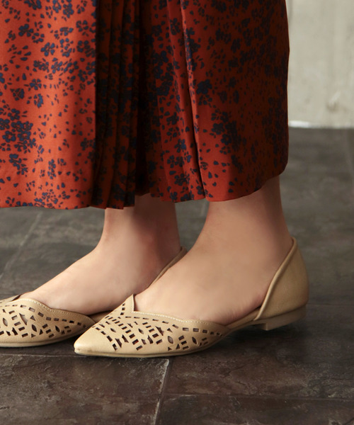 SESTO（セスト）の「カットワークデザインのVカットパンプスフラットサンダル（サンダル・レディース・ブラック/ベージュ/ピンク/シルバー/イエロー/ラベンダー/グリーン/キャメル/レッド系その他/イエロー系その他/パープル系その他/ブルー系その他/ベージュ系その他/ブラウン系その他/ブラック系その他・22.0cm/22.5cm/23.0cm/23.5cm/24.0cm/24.5cm/25.5cm）」の5枚目の写真