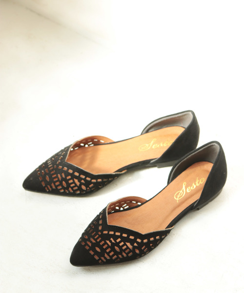 SESTO（セスト）の「カットワークデザインのVカットパンプスフラットサンダル（サンダル・レディース・ブラック/ベージュ/ピンク/シルバー/イエロー/ラベンダー/グリーン/キャメル/レッド系その他/イエロー系その他/パープル系その他/ブルー系その他/ベージュ系その他/ブラウン系その他/ブラック系その他・22.0cm/22.5cm/23.0cm/23.5cm/24.0cm/24.5cm/25.5cm）」の3枚目の写真