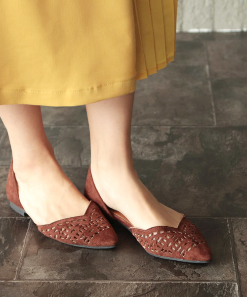 SESTO（セスト）の「カットワークデザインのVカットパンプスフラットサンダル（サンダル・レディース・ブラック/ベージュ/ピンク/シルバー/イエロー/ラベンダー/グリーン/キャメル/レッド系その他/イエロー系その他/パープル系その他/ブルー系その他/ベージュ系その他/ブラウン系その他/ブラック系その他・22.0cm/22.5cm/23.0cm/23.5cm/24.0cm/24.5cm/25.5cm）」の4枚目の写真