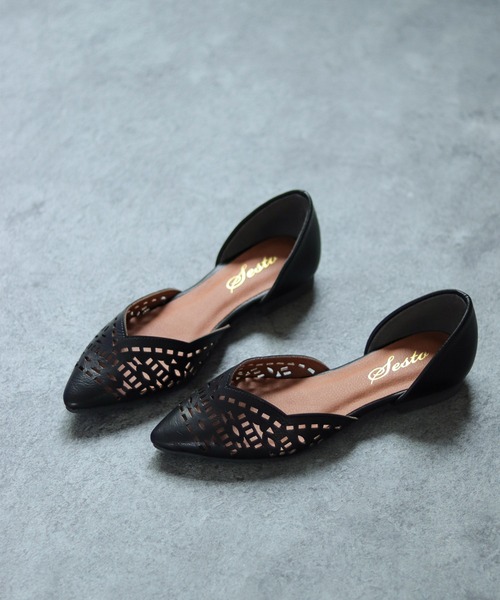 SESTO（セスト）の「カットワークデザインのVカットパンプスフラットサンダル（サンダル・レディース・ブラック/ベージュ/ピンク/シルバー/イエロー/ラベンダー/グリーン/キャメル/レッド系その他/イエロー系その他/パープル系その他/ブルー系その他/ベージュ系その他/ブラウン系その他/ブラック系その他・22.0cm/22.5cm/23.0cm/23.5cm/24.0cm/24.5cm/25.5cm）」の2枚目の写真