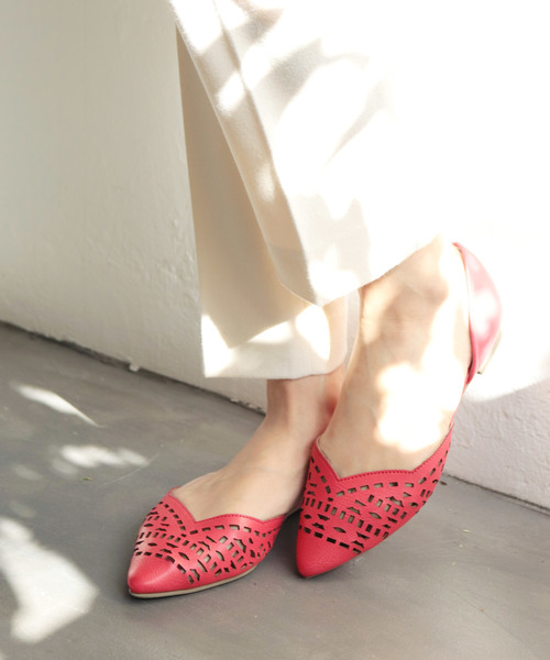 SESTO（セスト）の「カットワークデザインのVカットパンプスフラットサンダル（サンダル・レディース・ブラック/ベージュ/ピンク/シルバー/イエロー/ラベンダー/グリーン/キャメル/レッド系その他/イエロー系その他/パープル系その他/ブルー系その他/ベージュ系その他/ブラウン系その他/ブラック系その他・22.0cm/22.5cm/23.0cm/23.5cm/24.0cm/24.5cm/25.5cm）」の21枚目の写真