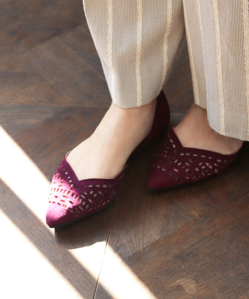 SESTO（セスト）の「カットワークデザインのVカットパンプスフラットサンダル（サンダル・レディース・ブラック/ベージュ/ピンク/シルバー/イエロー/ラベンダー/グリーン/キャメル/レッド系その他/イエロー系その他/パープル系その他/ブルー系その他/ベージュ系その他/ブラウン系その他/ブラック系その他・22.0cm/22.5cm/23.0cm/23.5cm/24.0cm/24.5cm/25.5cm）」の20枚目の写真