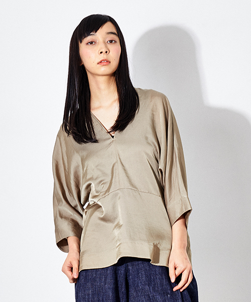 M/M ATTACHMENT(エムエムアタッチメント)の「【M/M ATTACHMENT】T/CサテンヴィンテージペプラムTOP LS81-619(Tシャツ/カットソー・レディース・ネイビー/ベージュ・2)」の2枚目の写真