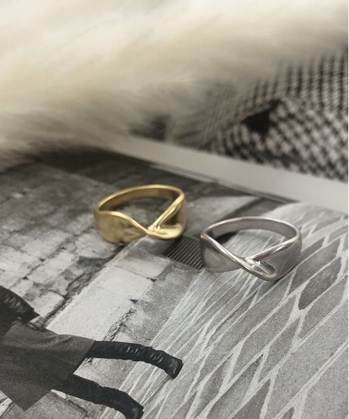 apres jour mignon（アプレジュールミニョン）の「【apresjour mignon×ARIAZ】アソート変形リング（リング・レディース・シルバー系その他2/ゴールド系その他2/シルバー系その他/ゴールド系その他/シルバー/シルバー系その他3/ゴールド/ゴールド系その他3/シルバー系その他4/ゴールド系その他4/シルバー系その他5/その他/ゴールド系その他6/シルバー系その他7/ゴールド系その他7/シルバー系その他6/ゴールド系その他5/その他5/その他4/その他3/その他2/その他9/その他10/その他11/その他12/その他13/その他6/その他7/その他8・ONESIZE）」の3枚目の写真