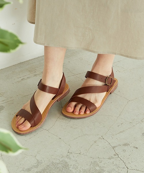 ONIGIRI(オニギリ)の「【一部店舗限定】 フラットサンダル(サンダル・レディース・ブラウン/アイボリー・23.5cm/24.5cm)」の1枚目の写真