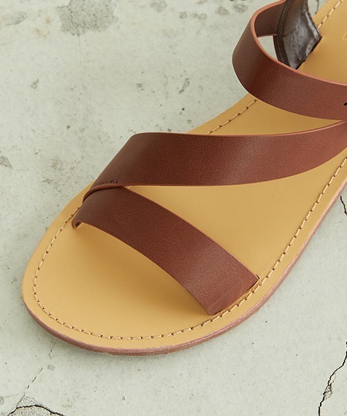 ONIGIRI(オニギリ)の「【一部店舗限定】 フラットサンダル(サンダル・レディース・ブラウン/アイボリー・23.5cm/24.5cm)」の9枚目の写真