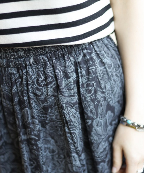 Auntie Rosa Holiday（アンティローザホリデー）の「フラワープリントパネルスカート（スカート・レディース・ブラック/パープル/オフホワイト・MEDIUM/LARGE）」の11枚目の写真