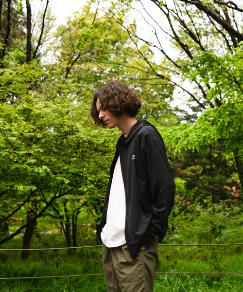 OUTDOOR PRODUCTS APPAREL（アウトドアプロダクツアパレル）の「防蚊加工　ＵＶカットパーカー　UPF50＋　冷感機能/UVカット機能/耐塩素機能　ラッシュガードとしても使用可　ワンポイントブランドロゴ（パーカー・メンズ・カーキ/グレー/ブラック/ネイビー・MEDIUM/LARGE/X-LARGE）」の16枚目の写真