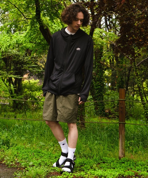 OUTDOOR PRODUCTS APPAREL（アウトドアプロダクツアパレル）の「防蚊加工　ＵＶカットパーカー　UPF50＋　冷感機能/UVカット機能/耐塩素機能　ラッシュガードとしても使用可　ワンポイントブランドロゴ（パーカー・メンズ・カーキ/グレー/ブラック/ネイビー・MEDIUM/LARGE/X-LARGE）」の18枚目の写真