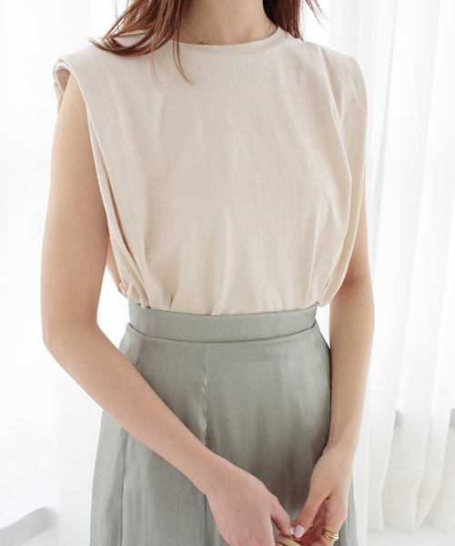 MODE ROBE（モードローブ）の「タックショルダータンクトップ（タンクトップ・レディース・ホワイト/ブラック/ベージュ/ピンク・FREE）」の10枚目の写真