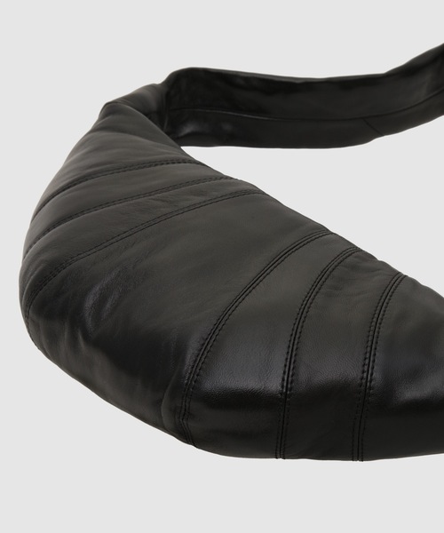 LEMAIRE（ルメール）の「SMALL CROISSANT BAG（ショルダーバッグ・レディース・ブラック/ブラウン系その他・ONE SIZE）」の4枚目の写真