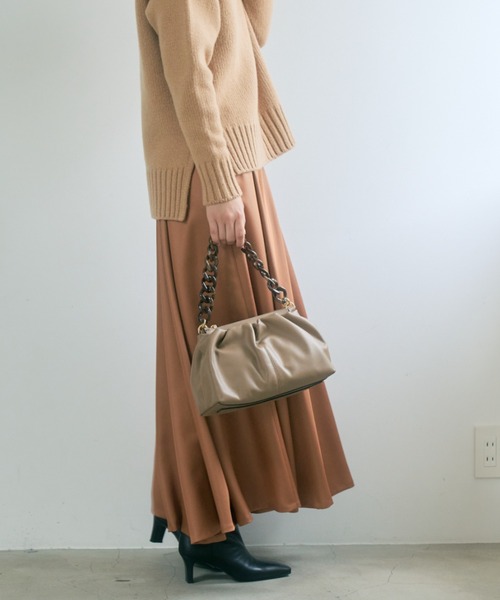 ANAYI（アナイ）の「レザーライクサテンフレア スカート（スカート・レディース・ベージュ/キャメル/トップグレー・36/38/34）」の14枚目の写真