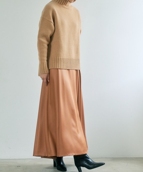 ANAYI（アナイ）の「レザーライクサテンフレア スカート（スカート・レディース・ベージュ/キャメル/トップグレー・36/38/34）」の4枚目の写真