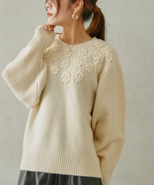Chez toi(シェトワ)の「フラワー刺繍編地切替プルオーバー(ニット/セーター・レディース・ブラック/アイボリー/マスタード・FREE)」の2枚目の写真