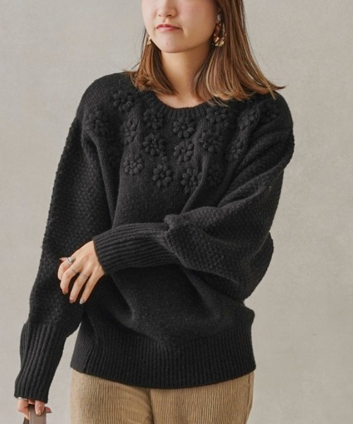 Chez toi(シェトワ)の「フラワー刺繍編地切替プルオーバー(ニット/セーター・レディース・ブラック/アイボリー/マスタード・FREE)」の3枚目の写真