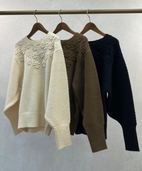 Chez toi(シェトワ)の「フラワー刺繍編地切替プルオーバー(ニット/セーター・レディース・ブラック/アイボリー/マスタード・FREE)」の10枚目の写真