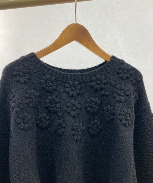 Chez toi(シェトワ)の「フラワー刺繍編地切替プルオーバー(ニット/セーター・レディース・ブラック/アイボリー/マスタード・FREE)」の5枚目の写真
