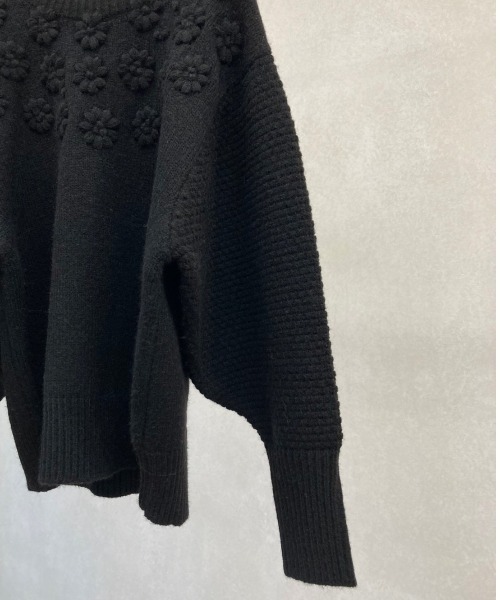 Chez toi(シェトワ)の「フラワー刺繍編地切替プルオーバー(ニット/セーター・レディース・ブラック/アイボリー/マスタード・FREE)」の6枚目の写真