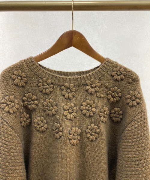 Chez toi(シェトワ)の「フラワー刺繍編地切替プルオーバー(ニット/セーター・レディース・ブラック/アイボリー/マスタード・FREE)」の8枚目の写真