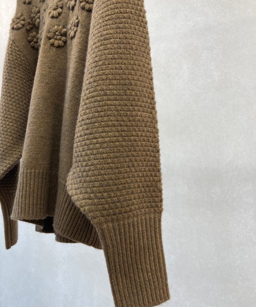 Chez toi(シェトワ)の「フラワー刺繍編地切替プルオーバー(ニット/セーター・レディース・ブラック/アイボリー/マスタード・FREE)」の9枚目の写真