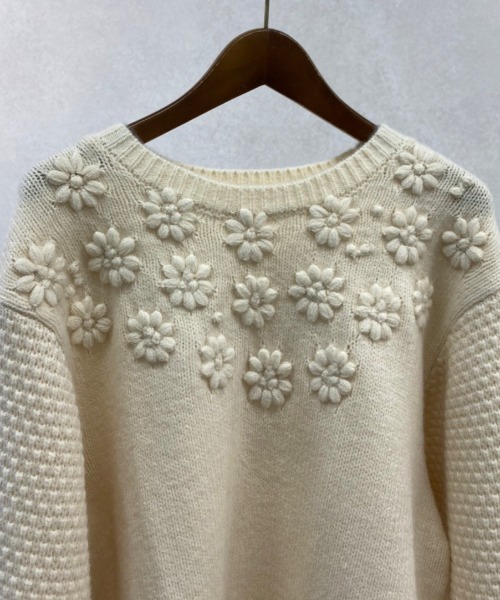 Chez toi(シェトワ)の「フラワー刺繍編地切替プルオーバー(ニット/セーター・レディース・ブラック/アイボリー/マスタード・FREE)」の14枚目の写真