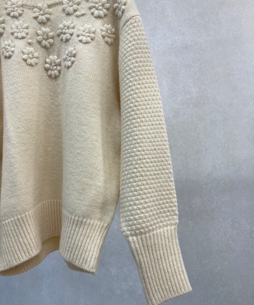 Chez toi(シェトワ)の「フラワー刺繍編地切替プルオーバー(ニット/セーター・レディース・ブラック/アイボリー/マスタード・FREE)」の16枚目の写真