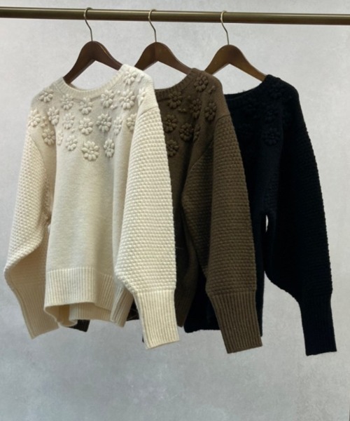 Chez toi(シェトワ)の「フラワー刺繍編地切替プルオーバー(ニット/セーター・レディース・ブラック/アイボリー/マスタード・FREE)」の18枚目の写真